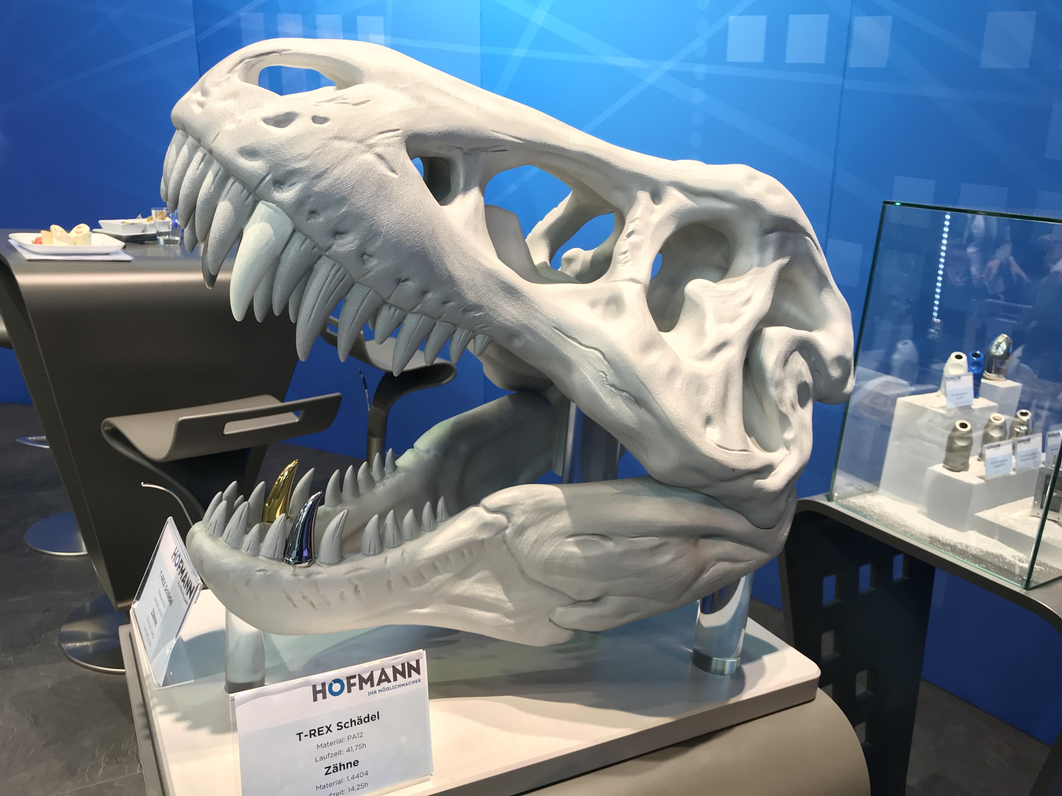 T-Rex-Schädel in Metall gedruckt (Messefoto)